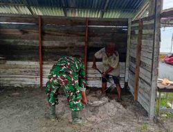 Babinsa Paloh Bantu Warga Bangun Warung di Sambas, Perkuat Kedekatan TNI dan Masyarakat