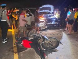 Diduga Hilang Kendali di Tikungan, Pengendara Motor Tanpa Pelat Nopol Tabrak Xpander di Malenggang