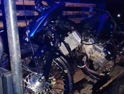 Kecelakaan di Hulu Gurung Kapuas Hulu, Pengendara MX King Patah Tulang Setelah Bertabrakan dengan Innova