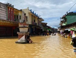 Sungai Air Menyuke Meluap, Puluhan Rumah dan Pasar Darit Terendam Banjir Hingga Satu Meter
