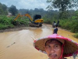 Pengusaha di Sanggau Ledo Perbaiki Jalan Rusak Pakai Dana Pribadi