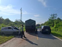 Diduga Alami Micro Sleep, Pengemudi Minibus Tewas Tabrak Truk di Trans Kalimantan