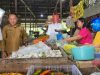 Sidak Pasar di Ngabang: Harga Bawang dan Cabai Berfluktuasi, Stok Beras Dipastikan Aman