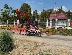 Bahayakan Pengendara, Perbaikan Jalan Amblas di Depan Kantor Bupati Landak Mulai Dikebut Tahun Ini
