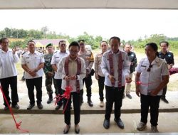 Resmikan SMPN 5 Air Besar, Bupati Karolin Semprot Guru PPPK yang Malas dan WC Sekolah Sumbat