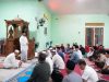 Kultum di Masjid Wahdatul Ummah Temajuk, Gubernur Kalbar Serahkan Bantuan Dana dan Ratusan Sarung