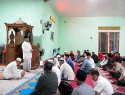 Kultum di Masjid Wahdatul Ummah Temajuk, Gubernur Kalbar Serahkan Bantuan Dana dan Ratusan Sarung