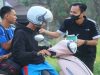 Pertina Landak Bagikan 500 Masker di Tengah Kabut Asap Ngabang