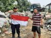 Jelang HUT ke-81 RI, Polisi Bagikan 40 Bendera Merah Putih di Perbatasan Sekayam