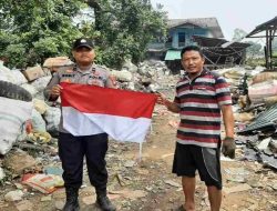 Jelang HUT ke-81 RI, Polisi Bagikan 40 Bendera Merah Putih di Perbatasan Sekayam
