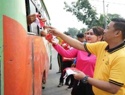 Semangat HUT ke-81 RI, Polres Bengkayang Bagikan 500 Bendera Merah Putih ke Pengendara