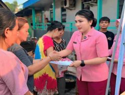 Asap Masih Berbekas di Roban, Bhayangkari Singkawang Kirim Logistik hingga Uang Tunai untuk Korban Kebakaran