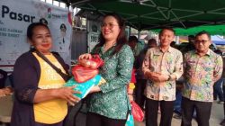 Pemprov Kalbar menggelar operasi pasar di Bengkayang untuk mengendalikan inflasi. Paket sembako dijual murah agar kebutuhan pokok lebih terjangkau. Foto: Rinto Andreas Pemprov Kalbar menggelar operasi pasar di Bengkayang untuk mengendalikan inflasi. Paket sembako dijual murah agar kebutuhan pokok lebih terjangkau. Foto: Rinto Andreas