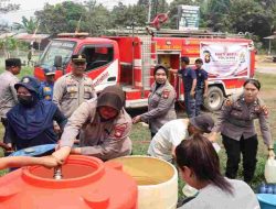 Kemarau! Polwan Polres Sekadau Salurkan 18 Ribu Liter Air Bersih ke Warga