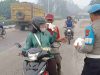 Kabut Asap Selimuti Sekadau, Polisi Bagikan 500 Masker dan Ingatkan Bahaya di Jalan