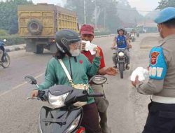 Kabut Asap Selimuti Sekadau, Polisi Bagikan 500 Masker dan Ingatkan Bahaya di Jalan