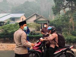 Kabut Asap Mengintai, Polisi Bagikan Masker Gratis kepada Warga Batu Ampar Kubu Raya