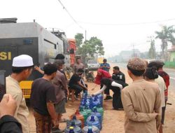 Kemarau Panjang, Polres Kubu Raya Salurkan 6.000 Liter Air Bersih untuk 340 Santri dan Warga