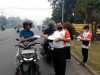 Guru Turun ke Jalan Bagikan Masker Gratis kepada Pengguna Jalan di Tengah Cuaca Ekstrem