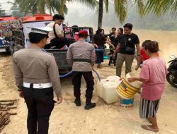 Saat Kran Warga Mengering, Kendaraan Taktis Karhutla Polres Landak Diubah Jadi Pengangkut Air