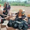 Air Warga Menipis untuk Padamkan Karhutla, SIDAQ Salurkan 340 Dus Air Minum di Kubu Raya