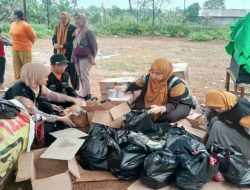 Air Warga Menipis untuk Padamkan Karhutla, SIDAQ Salurkan 340 Dus Air Minum di Kubu Raya