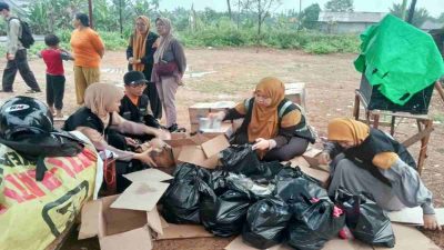 Air Warga Menipis untuk Padamkan Karhutla, SIDAQ Salurkan 340 Dus Air Minum di Kubu Raya