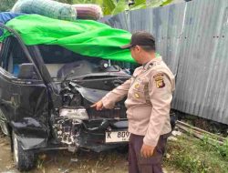 Pecah Ban di Jalur Menurun, Pick Up Hantam Pagar dan Pengemudi Terpental di Bunut Hulu