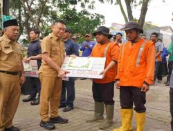 Sapu Lidih dan Senyum Johari: Dedikasi ‘Penjaga Wajah’ Kota Pontianak di Hari Jadi ke-255