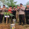 Bupati Sujiwo dan Brimob Tanam Pohon, Siapkan Program Bedah Rumah