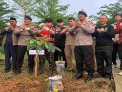 Bupati Sujiwo dan Brimob Tanam Pohon, Siapkan Program Bedah Rumah