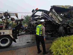 Dua Truk Trailer Bertabrakan di Jalan Adisucipto Kubu Raya, Sopir Luka-luka